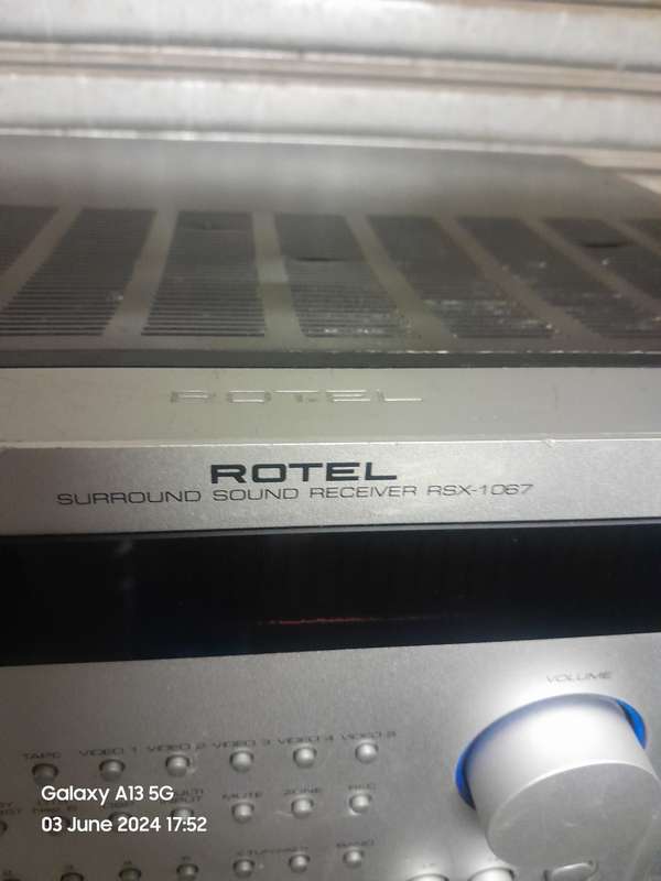 ROTEL RSX-1067  WITH 7.1 CHANNELS SURROUND SOUND RECEIVER