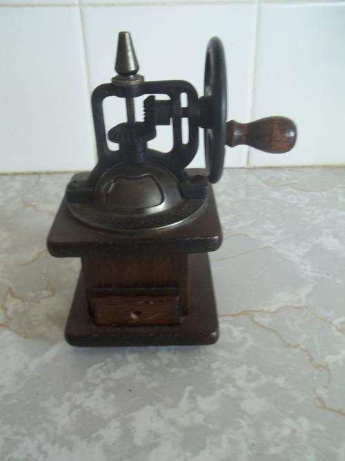 LOVELY PEPPER GRINDER