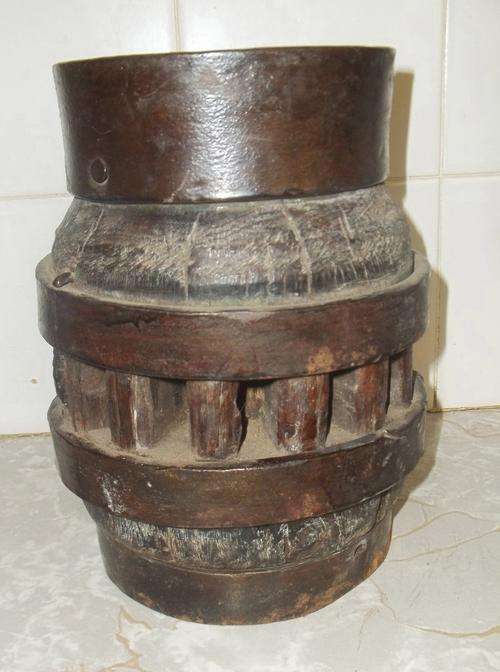 HEAVY ANTIQUE OXWAGON WHEEL HUB