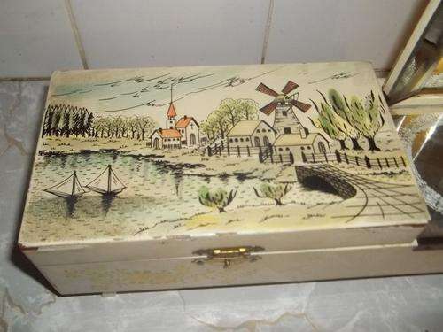 VINTAGE MUSICAL JEWELERY BOX