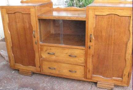 LARGE VINTAGE SIDE BOARD / SHOWCASE