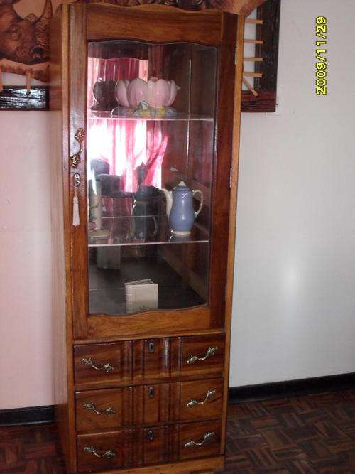 VINTAGE DISPLAY CABINET WITH DRAWERS --IN VERY GOOD CONDITION