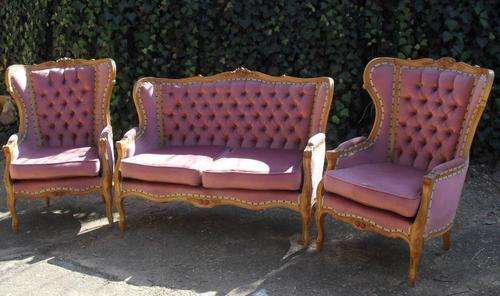 3 PIECE VICTORIAN STYLE LOUNGE SUITE IN PRETTY PINK. THIS SUITE IS IN EXCELLENT CONDITION