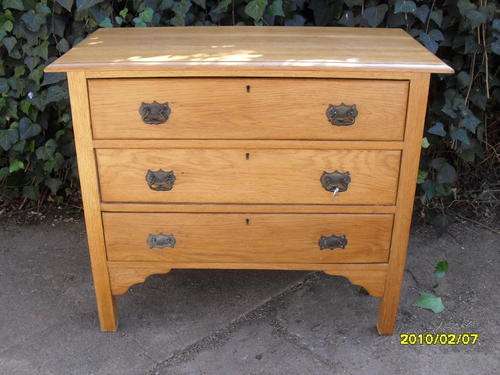 VINTAGE OAK CHEST OF DRAWERS / LOWBOY EXCELLENT CONDITION