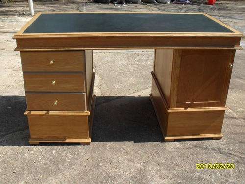 SOLID OAK WETHERLY'S DESK-VERY GOOD CONDITION