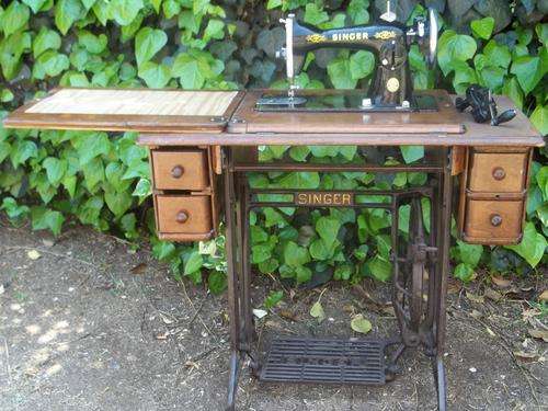 VINTAGE SINGER SEWING MACHINE IN CABINET