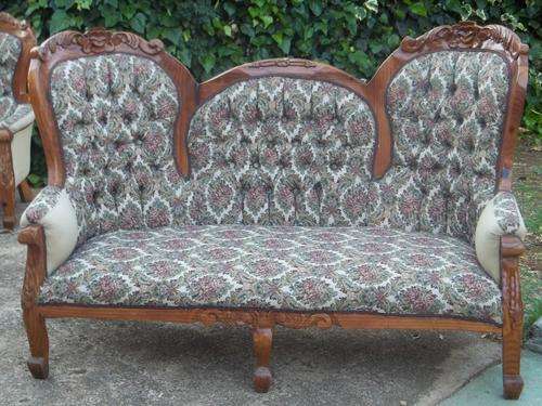 STUNNING QUEEN ANNE STYLE COUCH
