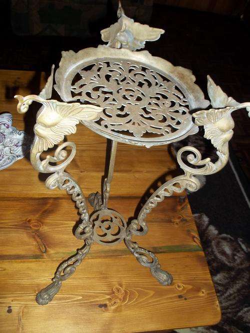 VINTAGE SOLID BRASS PLANT STAND WITH LOVELY DETAIL