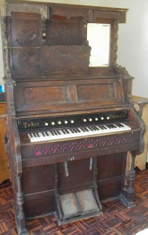 1890'S ANTIQUE PUMP ORGAN---TABER ORGAN COMPANY