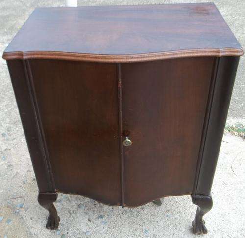 VINTAGE PHILIPS RADIO & RECORD PLAYER IN ORIGINAL BALL & CLAW CABINET.