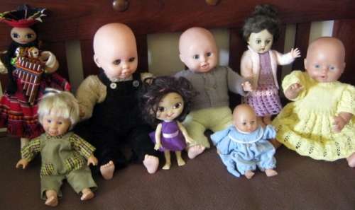 Lot of 8 vintage and/or collectible dolls.