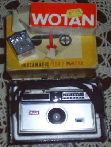 Kodak Instamatic 104 Camera With Two Unused Flash Cubes