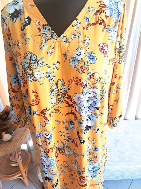 Miladys yellow floral print dress. Size: XL / 40
