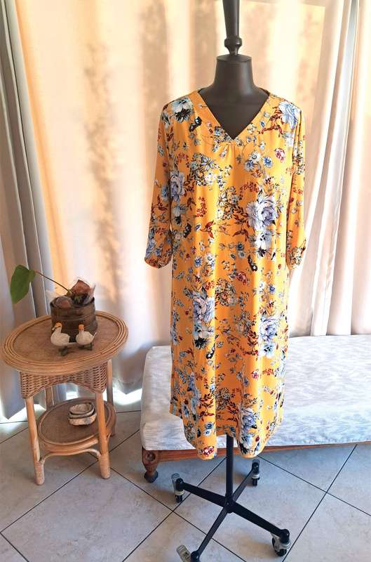 Miladys yellow floral print dress. Size: XL / 40