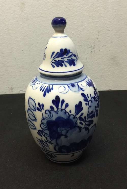 Hand-painted blue and white Delft bottles with lid.height-165mm.