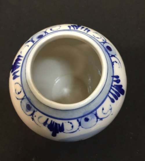 Hand-painted blue and white Delft bottles with lid.height-165mm.