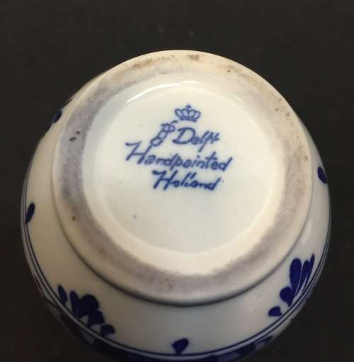 Hand-painted blue and white Delft bottles with lid.height-165mm.