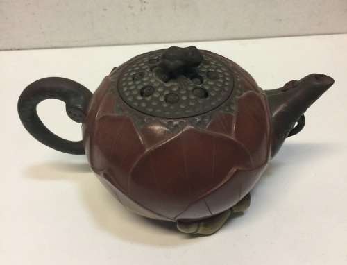 Chinese antique - Yixing teapot - a great teapot with frogs and lotus leaf