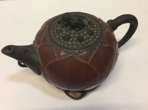 Chinese antique - Yixing teapot - a great teapot with frogs and lotus leaf