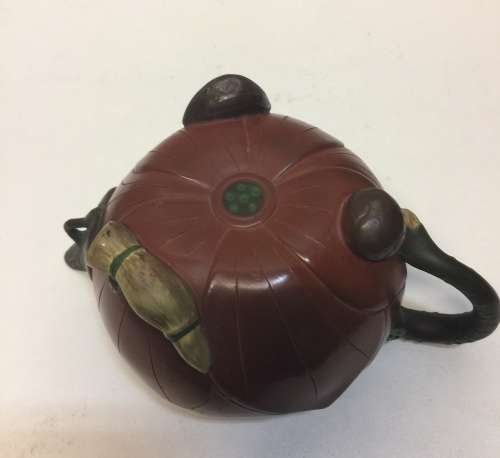 Chinese antique - Yixing teapot - a great teapot with frogs and lotus leaf