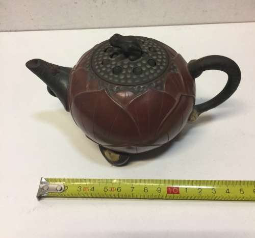 Chinese antique - Yixing teapot - a great teapot with frogs and lotus leaf