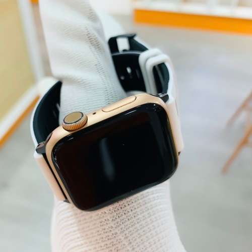 Apple Watch SE - GOOD AS NEW