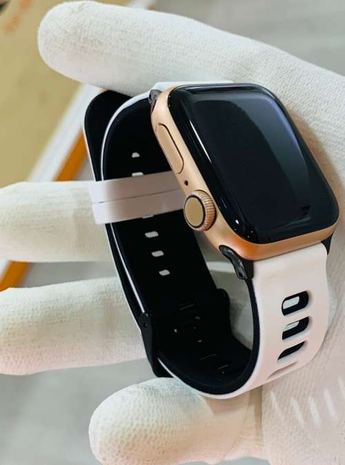 Apple Watch SE - GOOD AS NEW