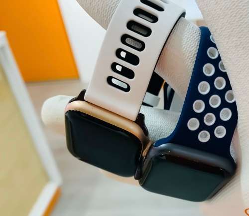 Apple Watch SE - GOOD AS NEW