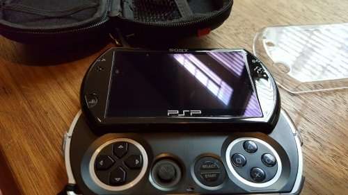 PSP GO + 70 Games + 7 Movies