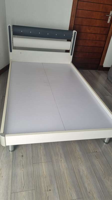White Mokki 3/4 bed in Excellent Condition with storage underneath. For Collection in Centurion.