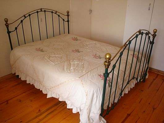 Stunning antique brass and cast iron double bed. Its  in exelent condition.