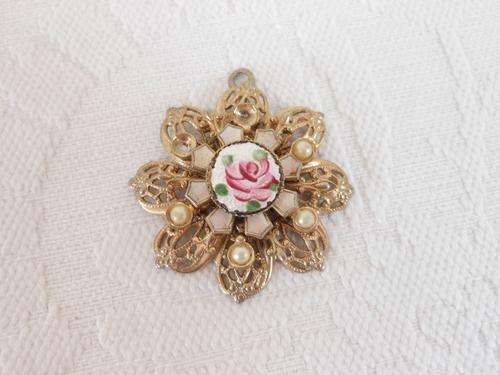 VINTAGE HAND PAINTED FLORAL GOLD PLATED FAUX PEARL PENDANT
