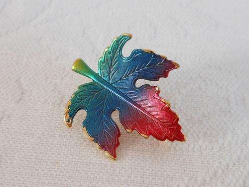 VINTAGE MAPLE LEAF RAINBOW PAINTED GOLD PLATED BROOCH PIN