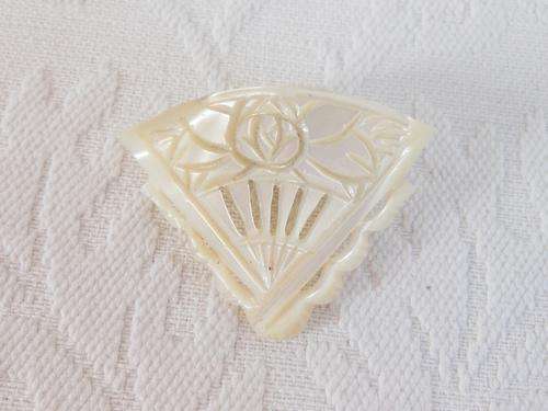 VINTAGE GENUINE MOTHER OF PEARL SHELL FAN ROSE ENGRAVED BROOCH PIN