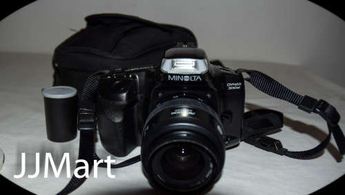Minolta DYNAX 300si Film Camera and Sigma 35-70mm Zoomlens + Bag
