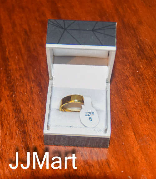 Costume Jewellery: Golden Ring  - Size 9