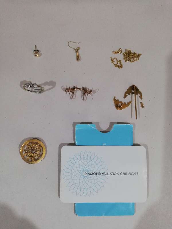 ** SOLID 9CT GOLD & DIAMOND SCRAP LOT **   CRAZY R1 START !!!!!