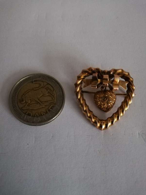 ** SOLID 9CT GOLD ** HEART BROOCH ** HALLMARKED ** 3.09 GRAMS OF GOLD ** CRAZY R1 START !!!!