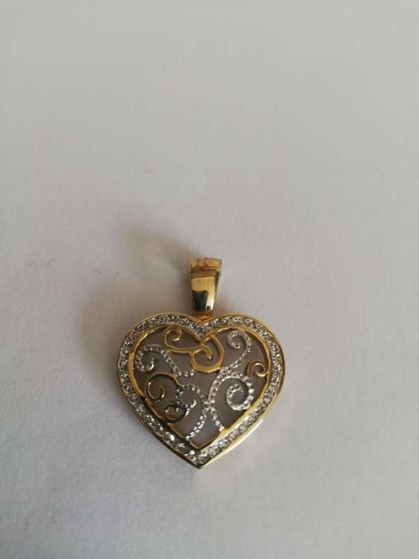 ** SOLID 9CT GOLD ** APPROX 38 DIAMOND HEART PENDANT ** 5.74 GRAMS ** A MUST VIEW ** CRAZY R1 START!