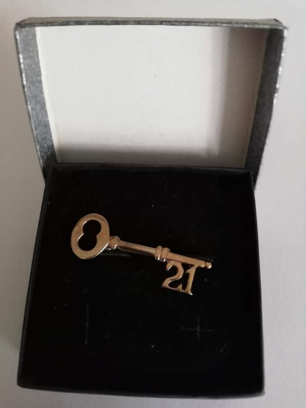 * SOLID 9CT GOLD * 21ST PENDANT / BROOCH * 2.08 GRAMS * CLEARLY MARKED * CRAZY R1 START !!!