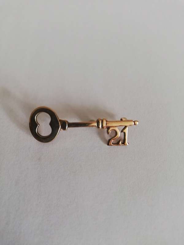 * SOLID 9CT GOLD * 21ST PENDANT / BROOCH * 2.08 GRAMS * CLEARLY MARKED * CRAZY R1 START !!!