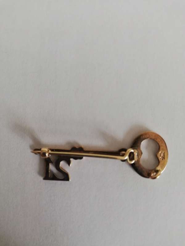 * SOLID 9CT GOLD * 21ST PENDANT / BROOCH * 2.08 GRAMS * CLEARLY MARKED * CRAZY R1 START !!!
