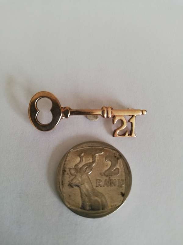 * SOLID 9CT GOLD * 21ST PENDANT / BROOCH * 2.08 GRAMS * CLEARLY MARKED * CRAZY R1 START !!!
