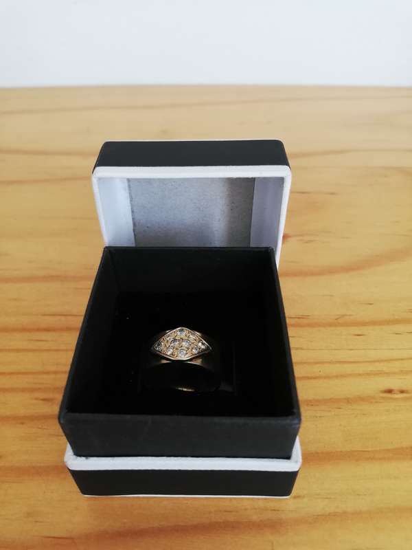 ** SOLID 9CT GOLD RING ** 5.70 GRAMS ** CLEARLY MARKED ** 10 STONES ** CRAZY R1 START !!!