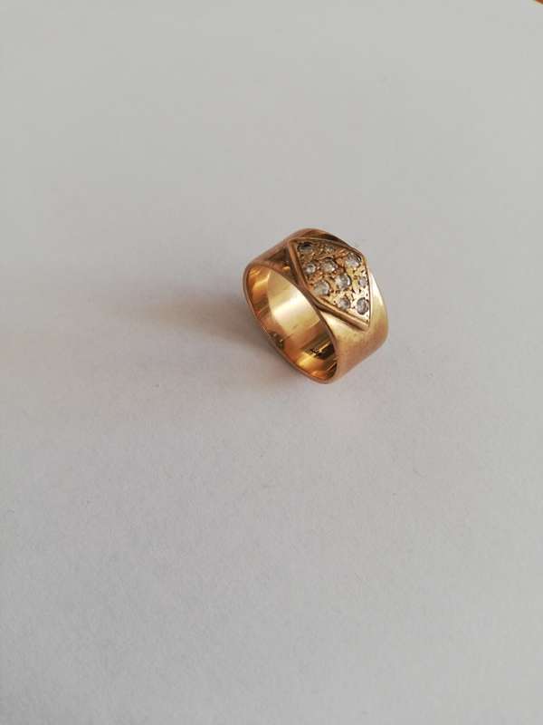 ** SOLID 9CT GOLD RING ** 5.70 GRAMS ** CLEARLY MARKED ** 10 STONES ** CRAZY R1 START !!!