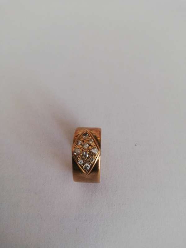 ** SOLID 9CT GOLD RING ** 5.70 GRAMS ** CLEARLY MARKED ** 10 STONES ** CRAZY R1 START !!!