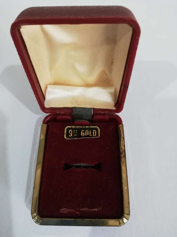 * SOLID 9CT ROSE GOLD SPRINGBOK RING * OLD SA FLAG COLOURS * VERY, VERY RARE * HALLMARKED * 5.99 G *