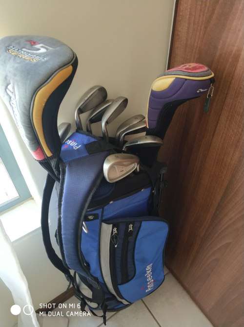 Complete Set of Taylormade Golf clubs -  13 clubs with carrying bag and clubs covers