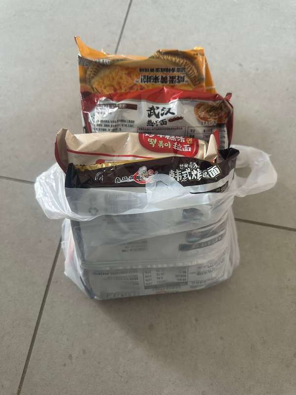 5 bags of different flavor instant noodle