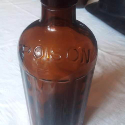 APOTHECARY POISON BOTTLE EYEBATHS INKWELL AND VILES